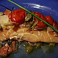 Papillotes de saumon, tomates confites, jambon iberique, capres