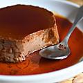 Crème renversée au chocolat noir & à la pâte de curry rouge