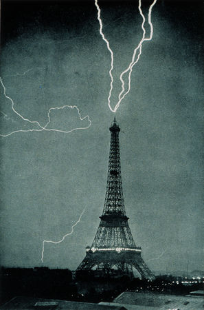 20060331180337_Lightning_striking_the_Eiffel_Tower___NOAA