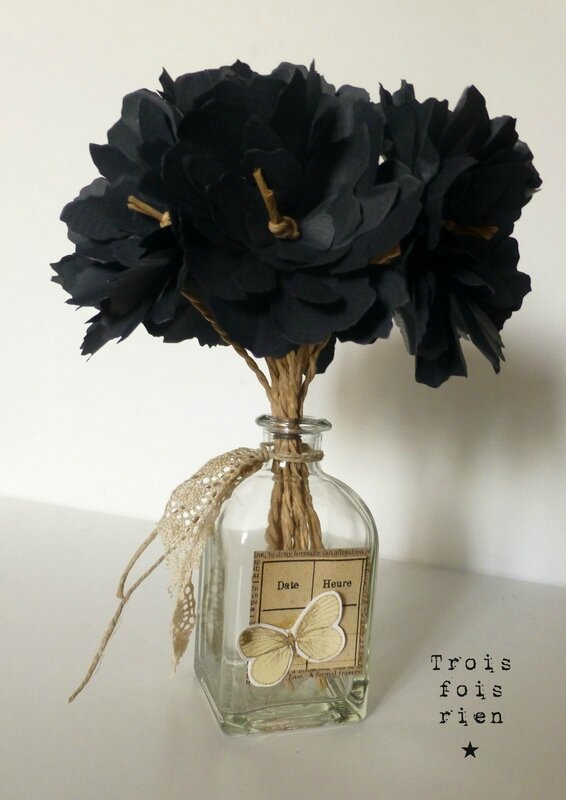 fiole et fleurs de papier N°42, fleurs noirs, fleurs papier, trois fois rien