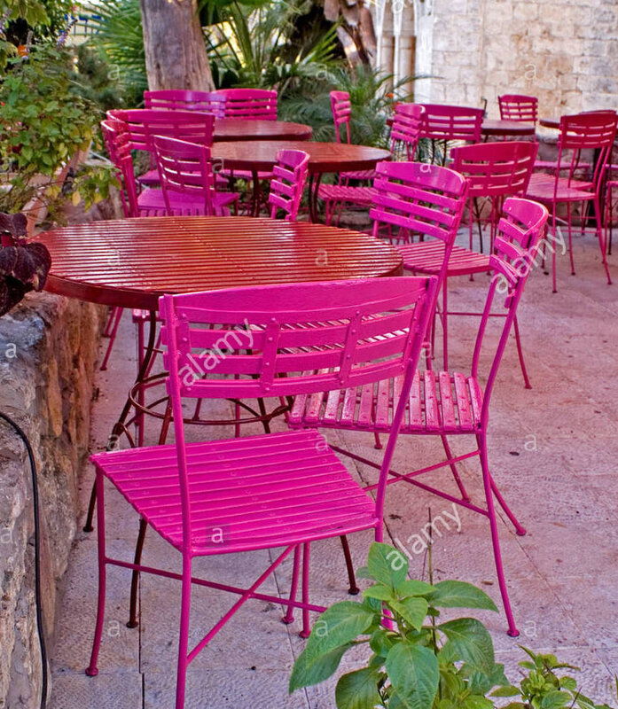 chaises-de-jardin-rose-dans-une-cour-ax6nge