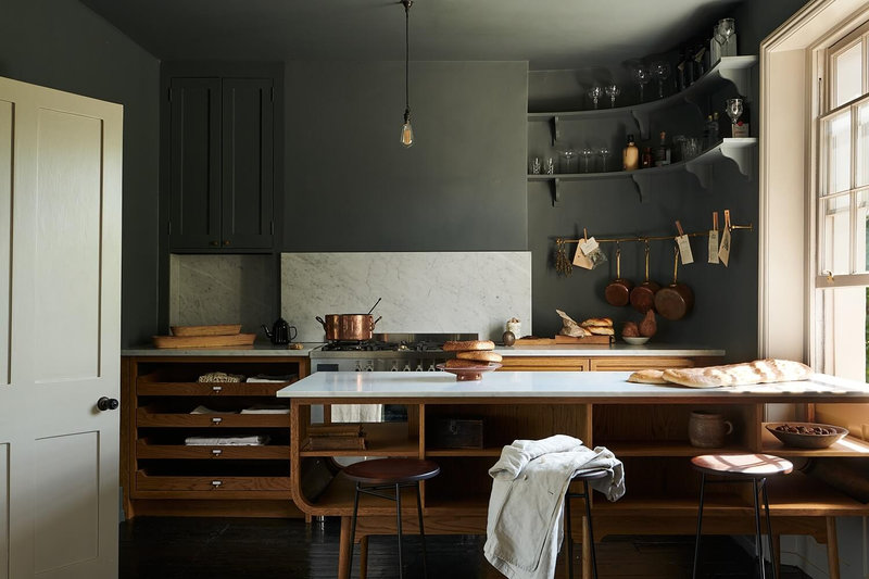 devol-kitchen-dark-gray-walls MURS FONC2 (7)