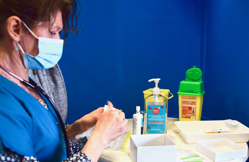CENTRE VACCINATION AUMALE 24 MARS 2021 préparation infirmière