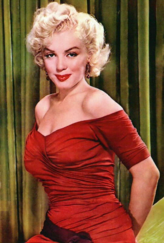1952-Livia-Marilyn-Monroe-Red-Dress-New-York-Sunday