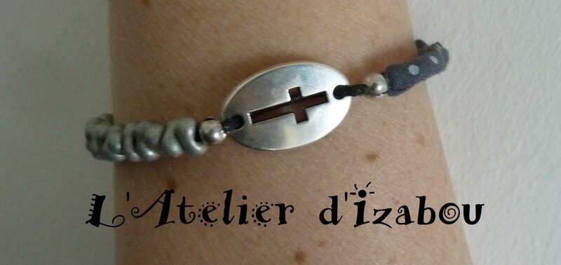 P1160347 Bracelelet femme bi matières perles papillons et liberty à pois gris, connecteur croix - Copie