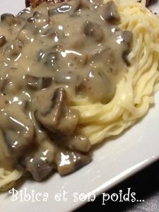 Spaghetti maison sauce champignons à l'ail gros plan
