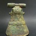 Trois cloches en bronze à patine verte. vietnam, culture dong song, ier millénaire av. j.c. 