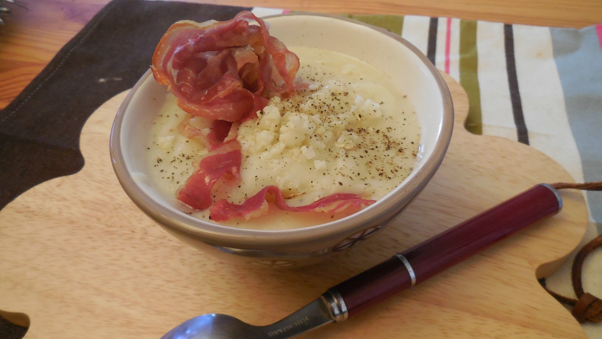 Velouté de choufleur, chips de pancetta anneauxfourneaux