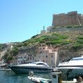 Bonifacio - Bateau luxueux et barque de pêche se cotoient