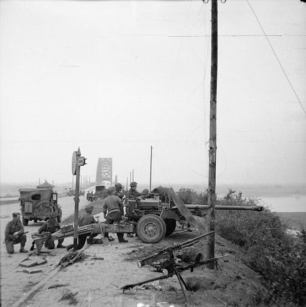 597px-17-pdr_anti-tank_gun_near_Nijmegen_Bridge