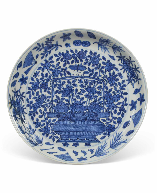 A blue and white 'jardinière' dish, Ming dynasty (1368-1644)