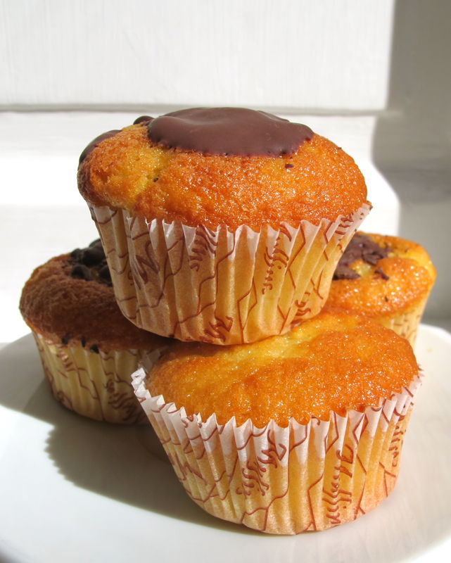 Muffins aux amandes, à l&amp;#39;orange et au chocolat et fraises en coque d ...