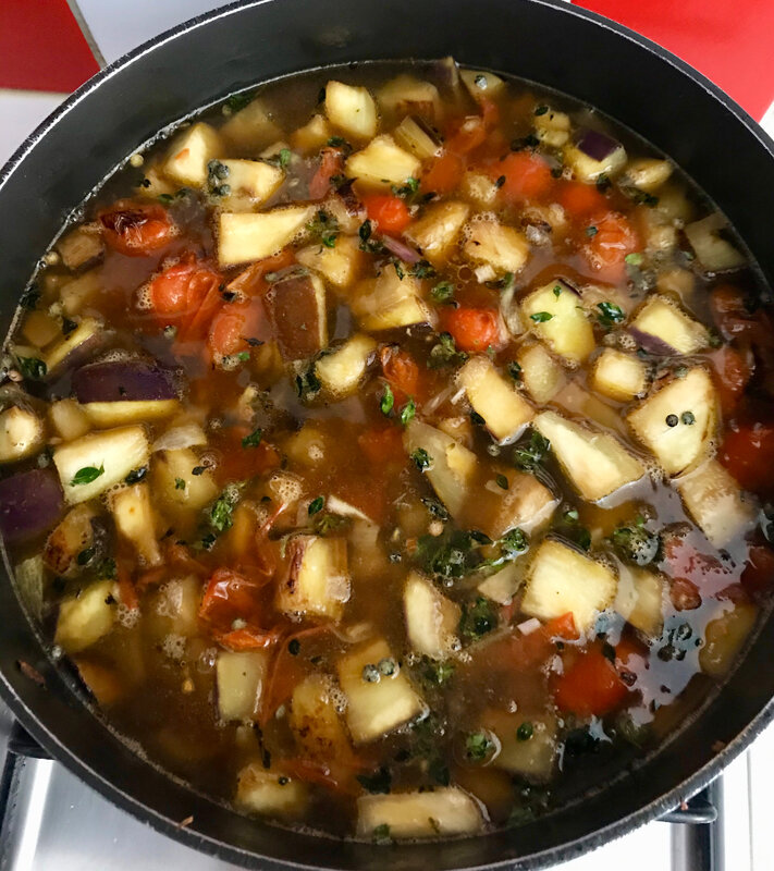verser le bouillon, le vin blanc