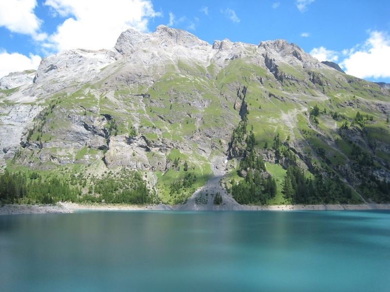 Lac de Zeuzier, VS, Suisse En vert, à l'endroit...