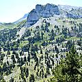 Le rocher de l'Osque depuis le plateau.