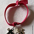 Bracelet Ange Gardien sur ruban élastique (ici en fushia)