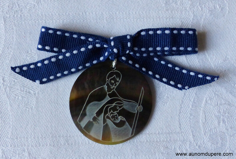 Médaillon de la Sainte Famille en nacre (sur ruban Sellier bleu marine) recto - 22 €