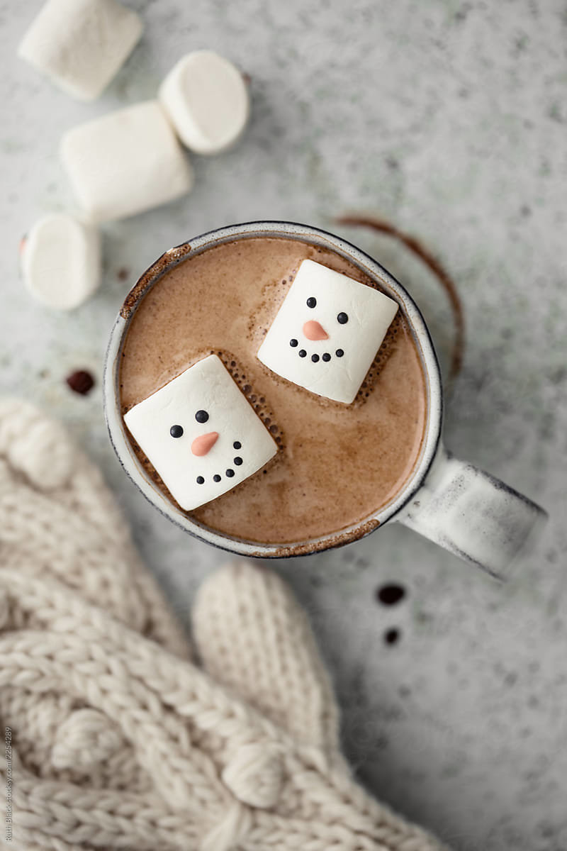 Chocolat chaud aux bonshommes de neige de marshmallow - Recette