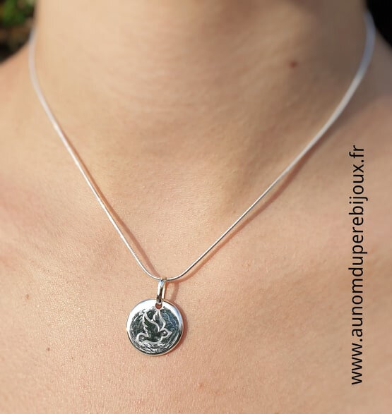 Collier médaille colombe Esprit Saint en argent 925 sur chaîne serpent en argent 925 porté - 79 €