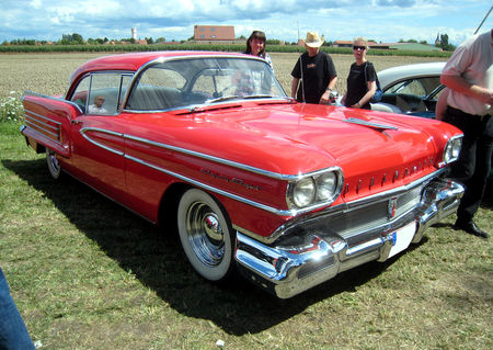 Oldsmobile_dynamic_eighty_eight_holiday_hardtop_coupe_de_1958__4_me_F_te_Autor_tro__tang_d__Ohnenheim__01