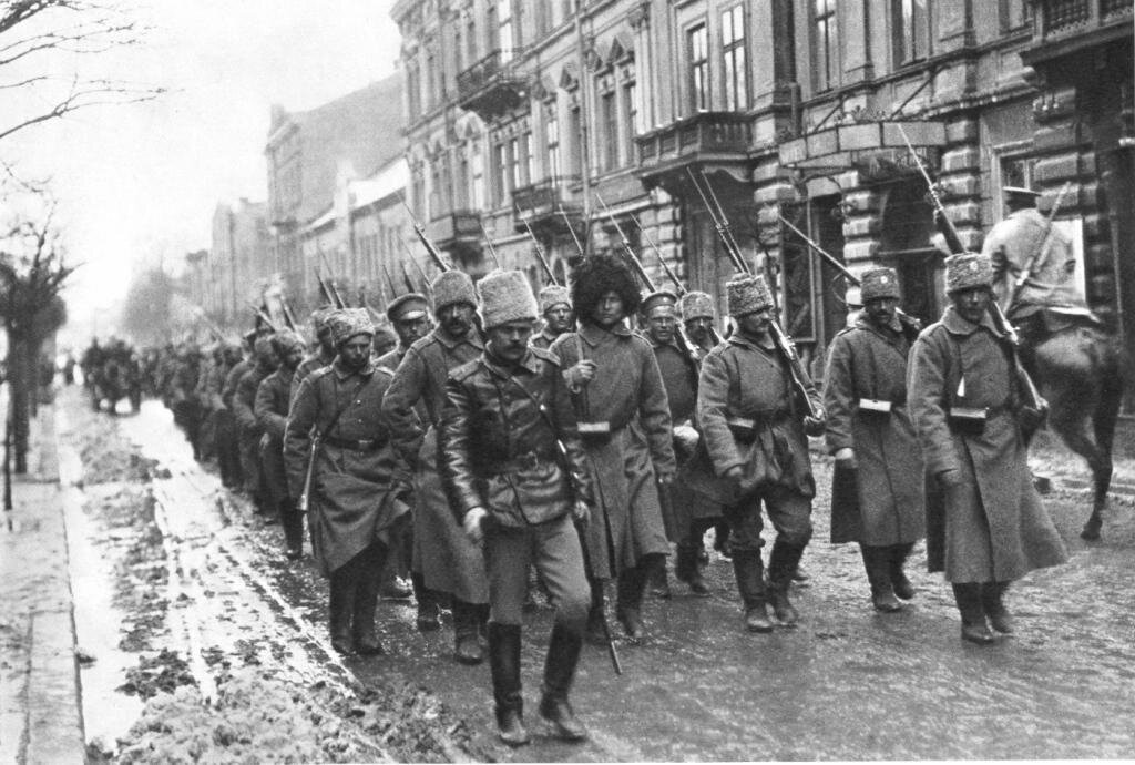 Troupes russes défilant dans Przemysl Photo de 1418 La grande guerre. L'histoire en classe. Troupes russes défilant dans Przemysl Photo de 1418 La grande guerre. L'histoire en classe.