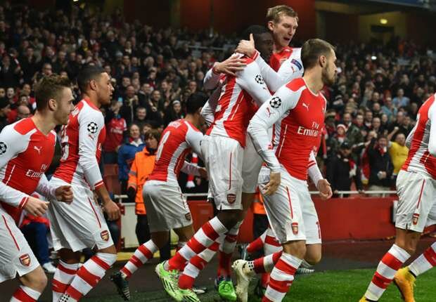yaya-sanogo-per-mertesacker_10wwgn7zytxrc1c19658mj14ns