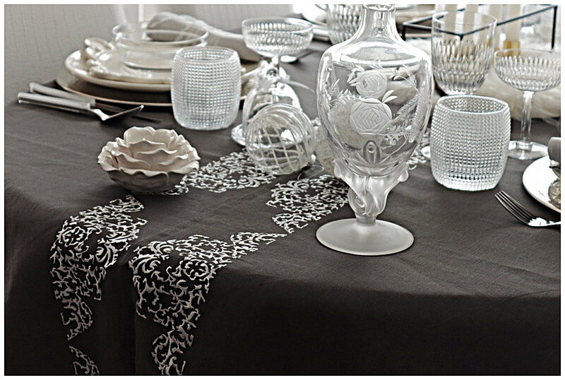 table-nappebrodée-verrerie-tabling-gris-blanc