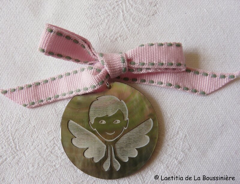 Médaille d'ange en nacre (sur ruban Sellier rose tirets gris vert)