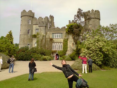 Maria devant le castle !