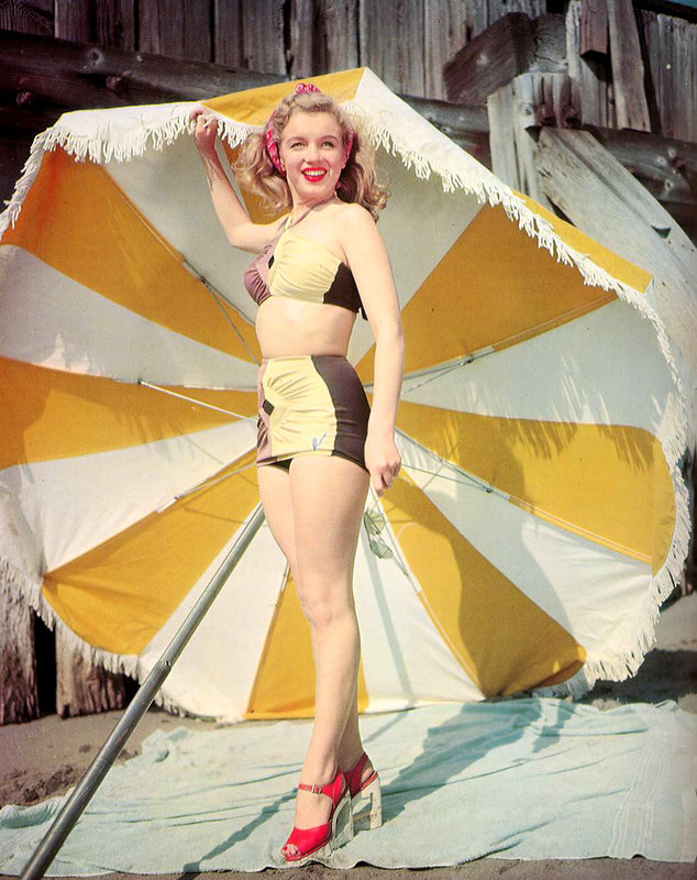 1947-02_03-Fox_publicity-sitting02-bikini_bicolor-umbrella-010-1a