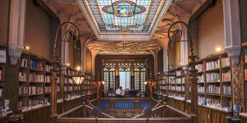 XXX-arpentez-les-plus-belles-bibliotheques-d-europe-un-livre-a-la-main-2_1-1024x512