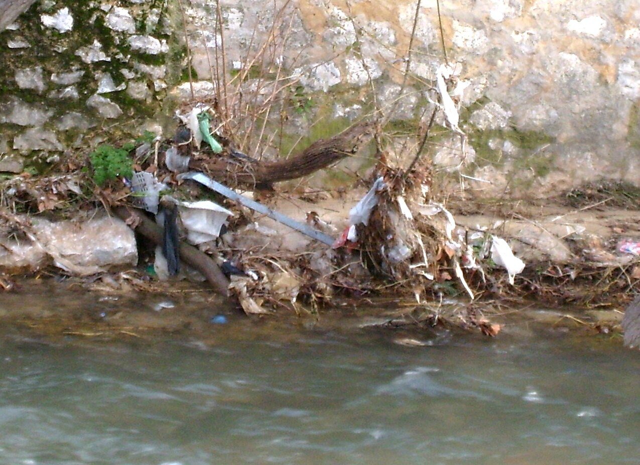 Marseille berge de rivière polluée par des macro déchets