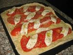 Pizza pâte mi-pain aux oignons et tomates mozza 014