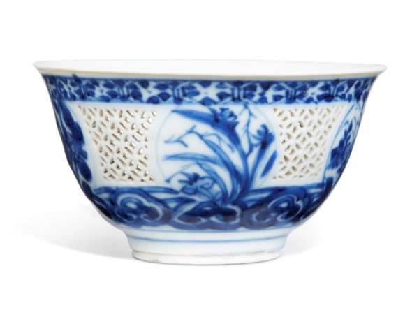 A blue and white reticulated 'flower' bowl, late Ming dynasty, circa 1640