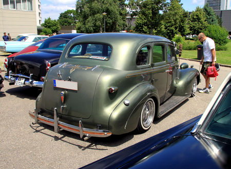 Chevrolet_Master_deLuxe_4door_sedan_custom_de_1939__RegioMotoClassica_2010__02