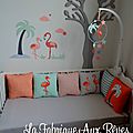 Décoration chambre bébé flamant rose mint corail saumon gris