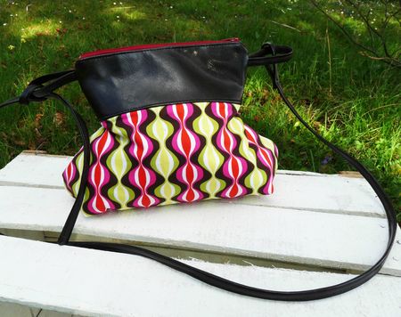 sac becassine simili cuir marron noir et motifs pyche bande vagure rose, jaune vert, noir