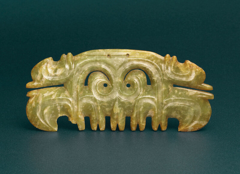2017_HGK_16069_2704_000(a_very_rare_green_jade_toothed_animal_mask_ornament_late_hongshan_cult)