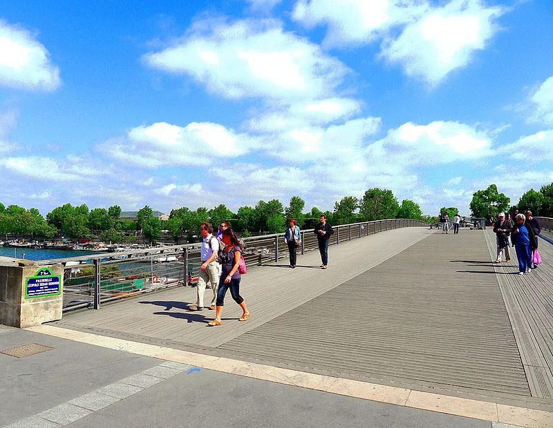 800px-P1020510_Paris_VII_Passerelle_Léopold-Sedar-Senghor_rwk