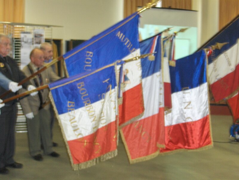 Drapeaux à la Journée de la Résistance collège F Sarrien Bourbon-Lancy