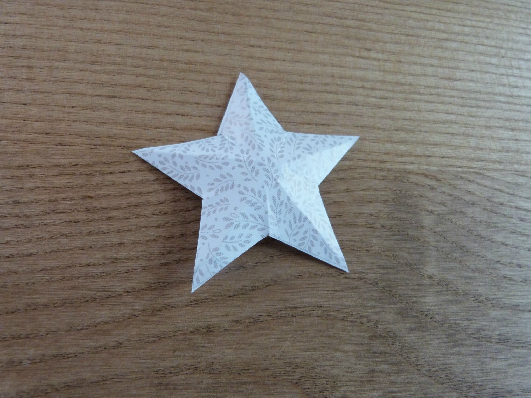 Une couronne d'étoiles en papier pour Noël : Femme Actuelle Le MAG