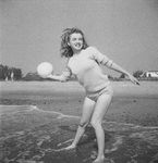1945_beach_sitting_green_pull_010_1