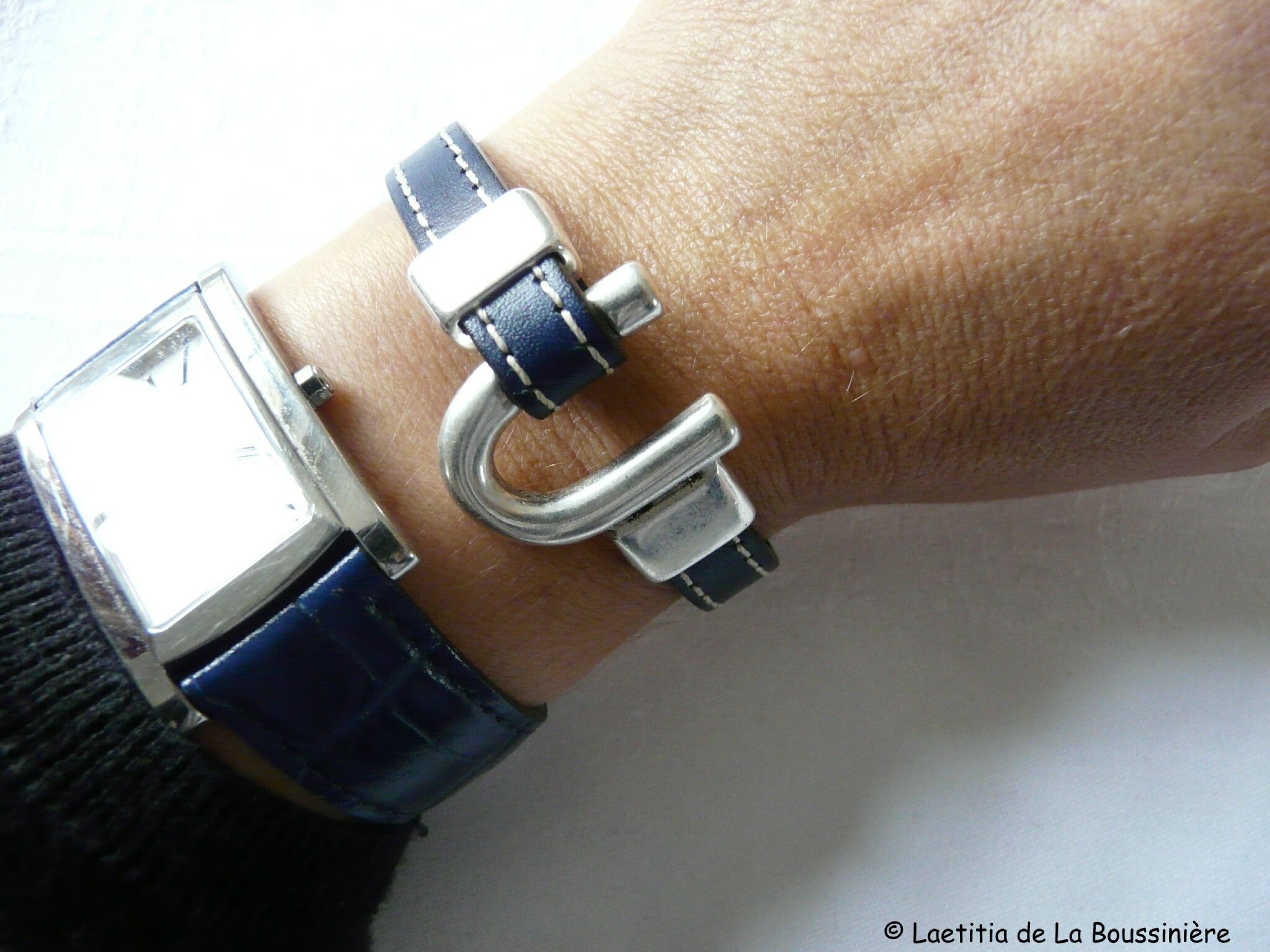 Bracelet Etrier (bleu marine) porté