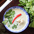 Tom kha kai : soupe thaïe au poulet et lait de coco