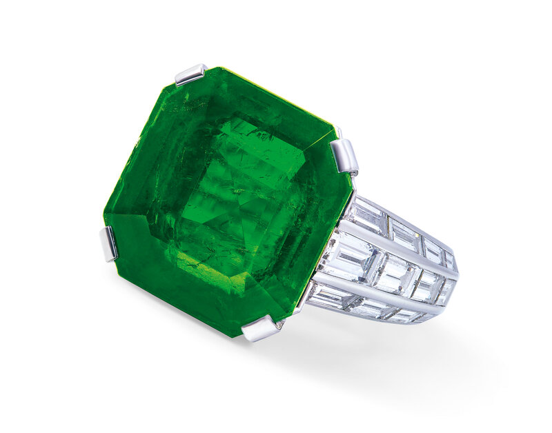 2019_GNV_17436_0123_001(emerald_and_diamond_ring_cartier)