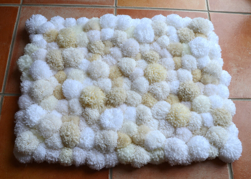 Le tapis en pompons-laine-La chouette bricole