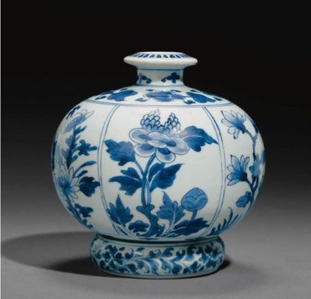 A_KANGXI_BLUE_AND_WHITE_HUQQA_BASE_WITH_ASSOCIATED_RINGSTAND_