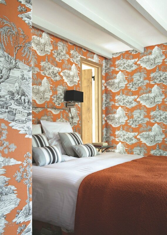 une-petite-chambre-aux-murs-tapisses-de-papier-peint-colore-a-motifs_5444917