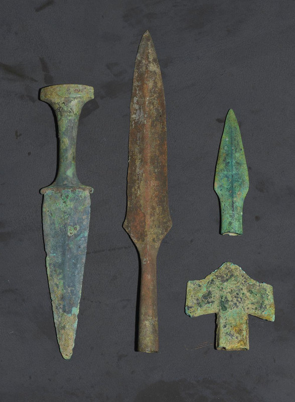 Un poignard, une hache à tranchant symétrique, une pointe de lance et une pointe de flèche, culture de Đông Sơn, 3°-1° siècle BC