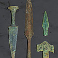 Un poignard, une hache à tranchant symétrique, une pointe de lance et une pointe de flèche, culture de đông sơn, 3°-1° siècle bc